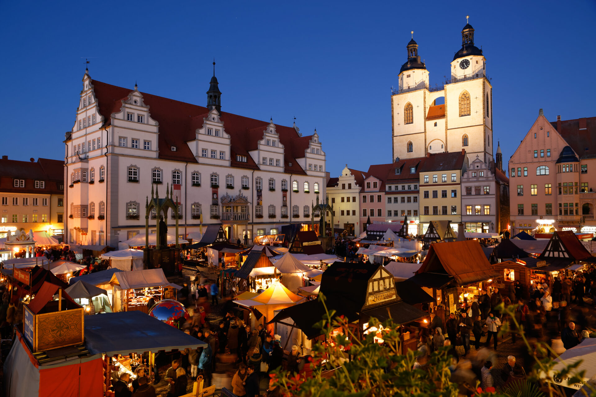 Wittenberger Markt mit Ständen bei Nacht