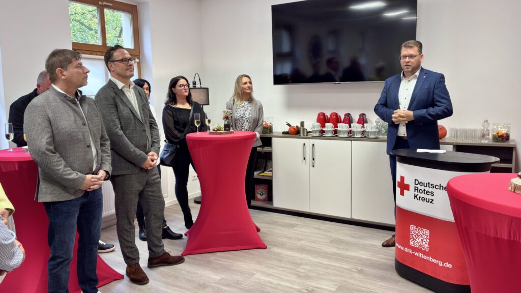 Der Landrat spricht vor Anwesenden an Stehtischen.