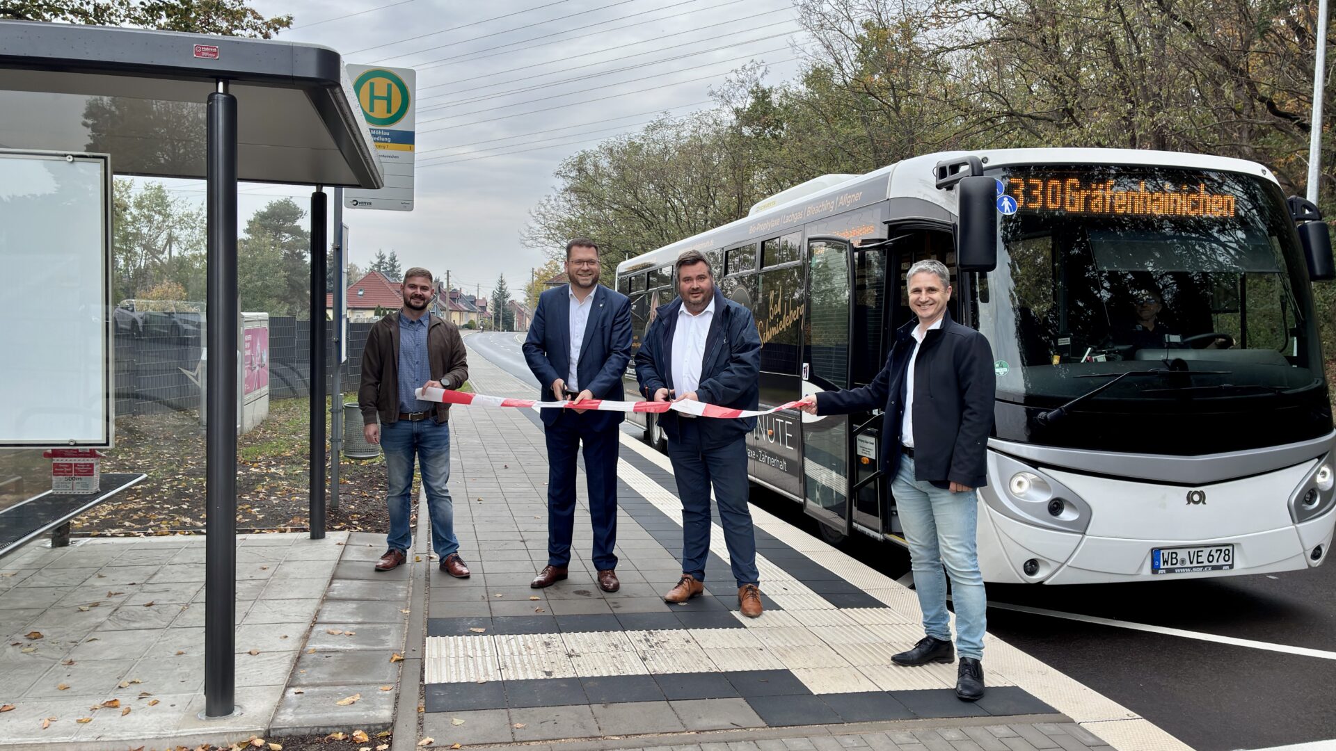 Zwei neue barrierefreie Bushaltestellen gibt es jetzt in Möhlau.