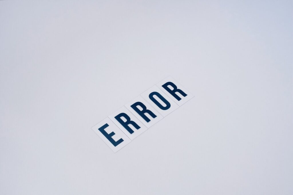 Papierschnipsel bilden das Wort "Error"