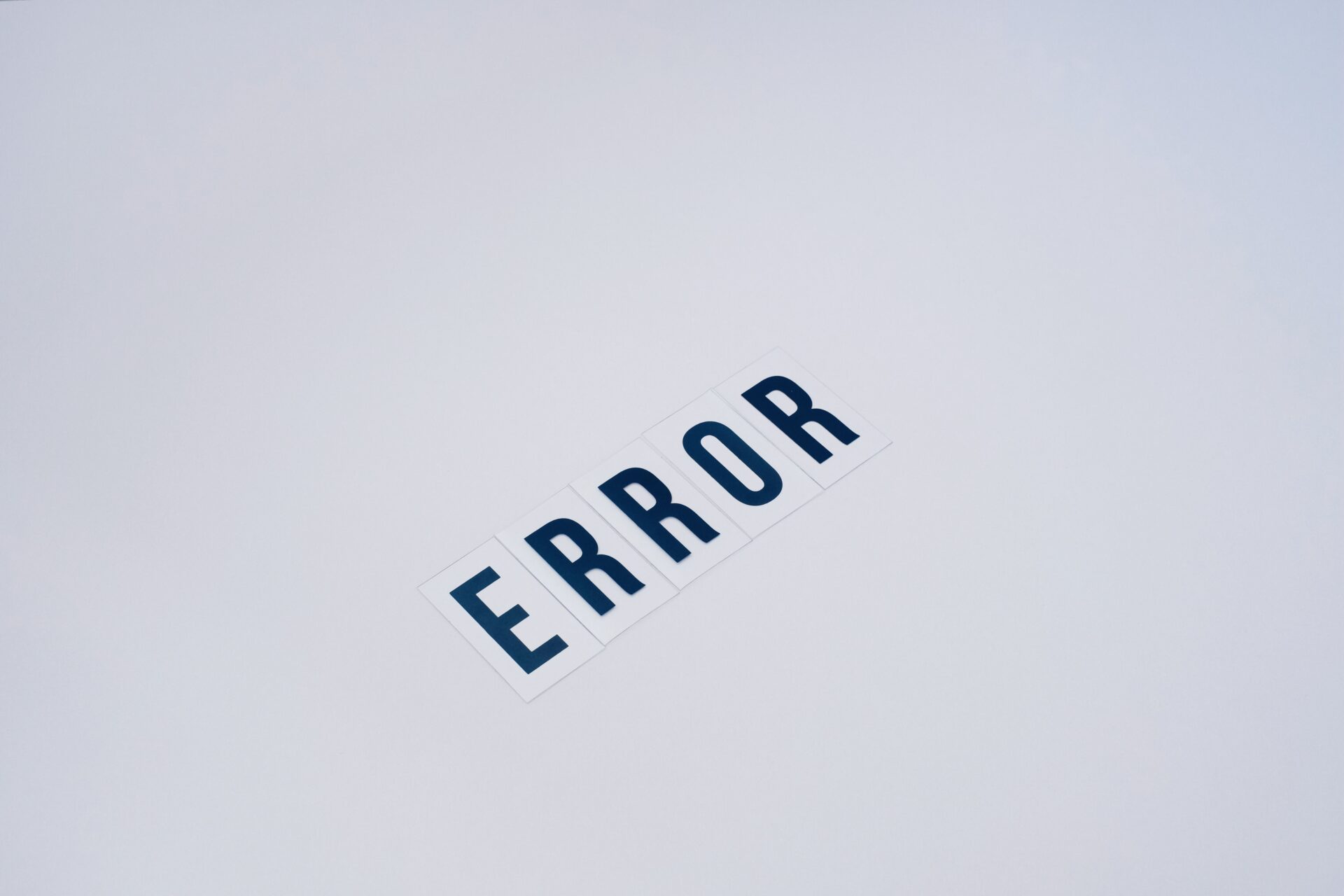 Papierschnipsel bilden das Wort "Error"