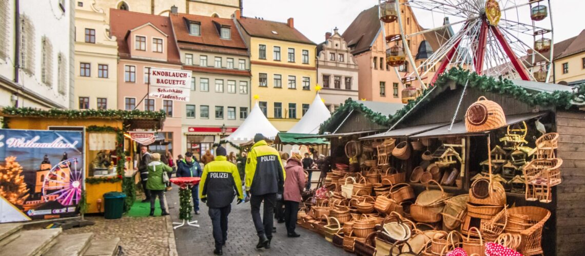 Polizeistreife auf dem Weihnachtsmarkt in Wittenberg.