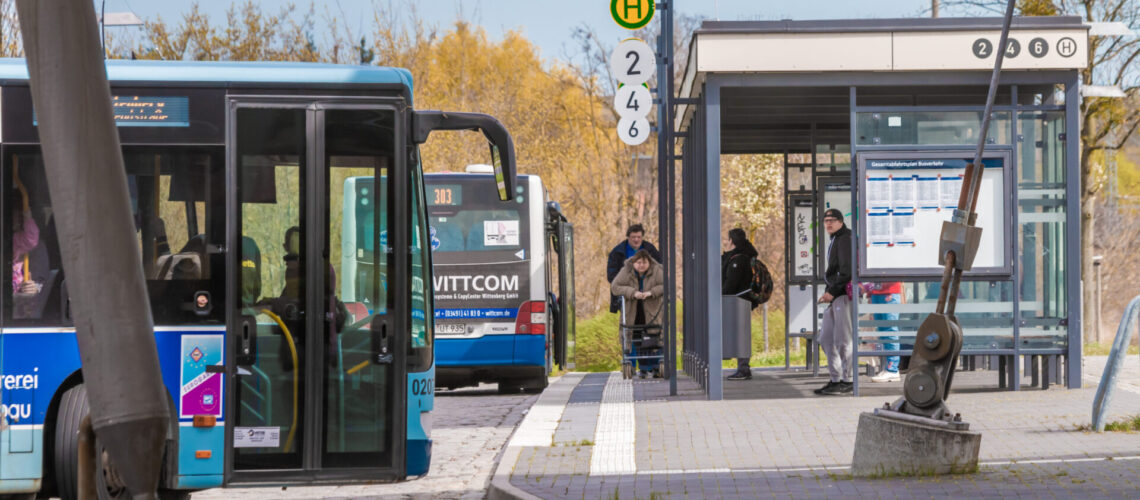 Busse des ÖPNV halten am Hauptbahnhof in Wittenberg.