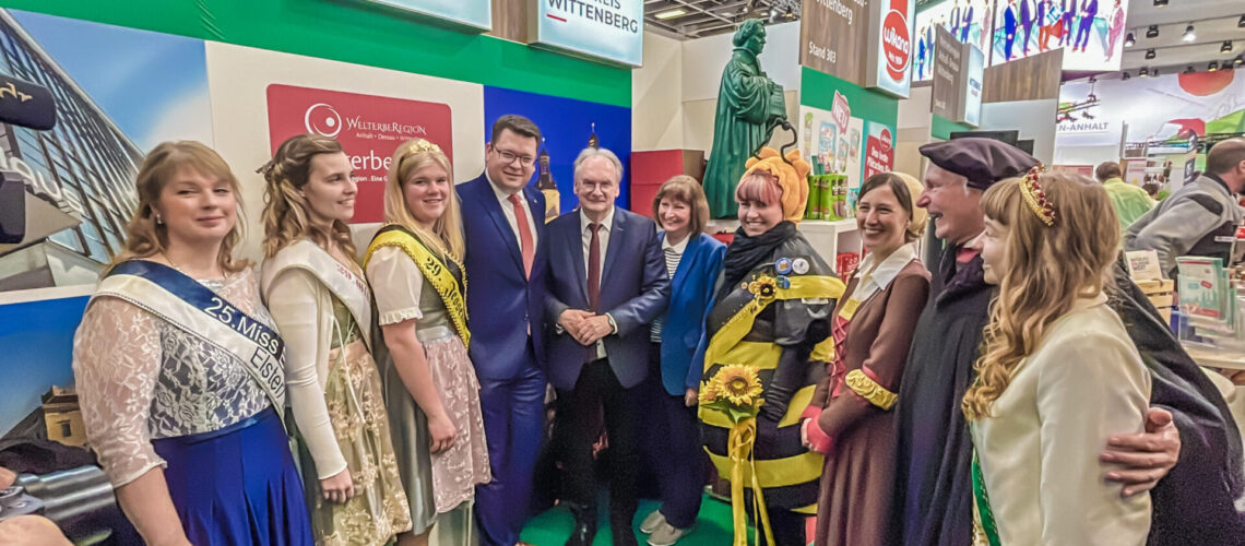 Zum Sachsen-Anhalt-Tag 2024 auf der Grünen Woche besuchte Landrat Christian Tylsch unter anderem den Stand des Landkreises Wittenberg, der zusammen mit der Welterberegion ausstellte. Foto: Baumbach