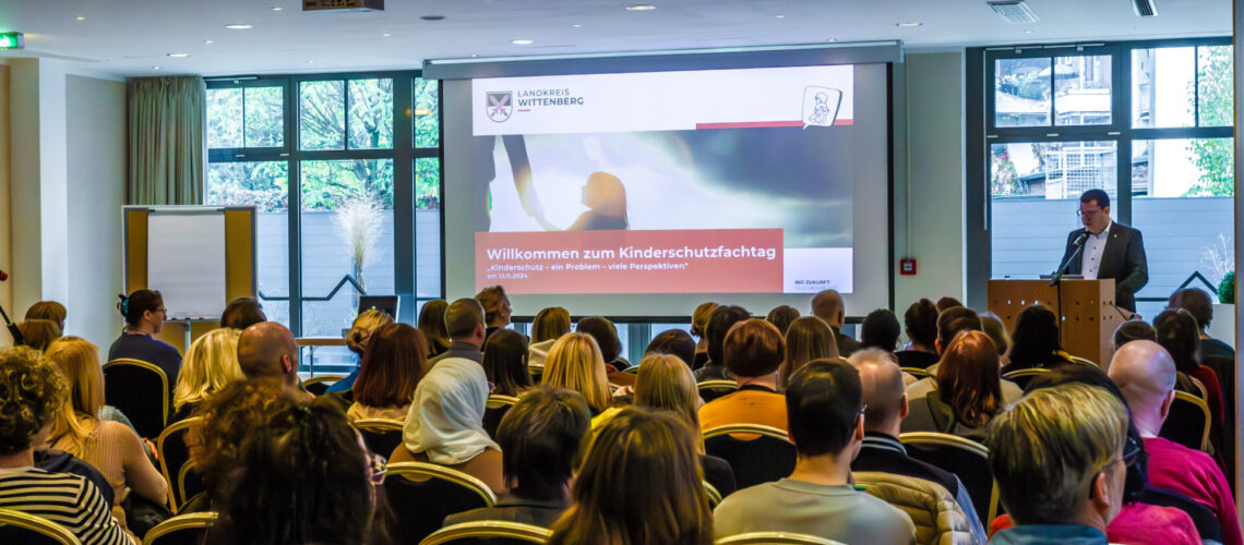 Landrat Christian Tylsch spricht beim 9. Kinderschutzfachtag. Foto: Zimmermann