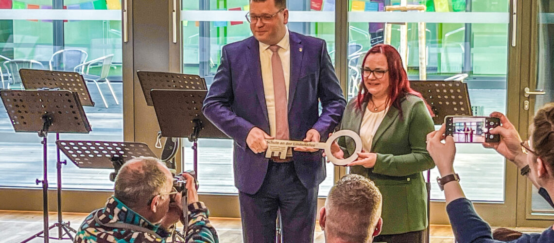 Landrat Christian Tylsch übergab den symbolischen Schlüssel der Schule an Katja Dorber.