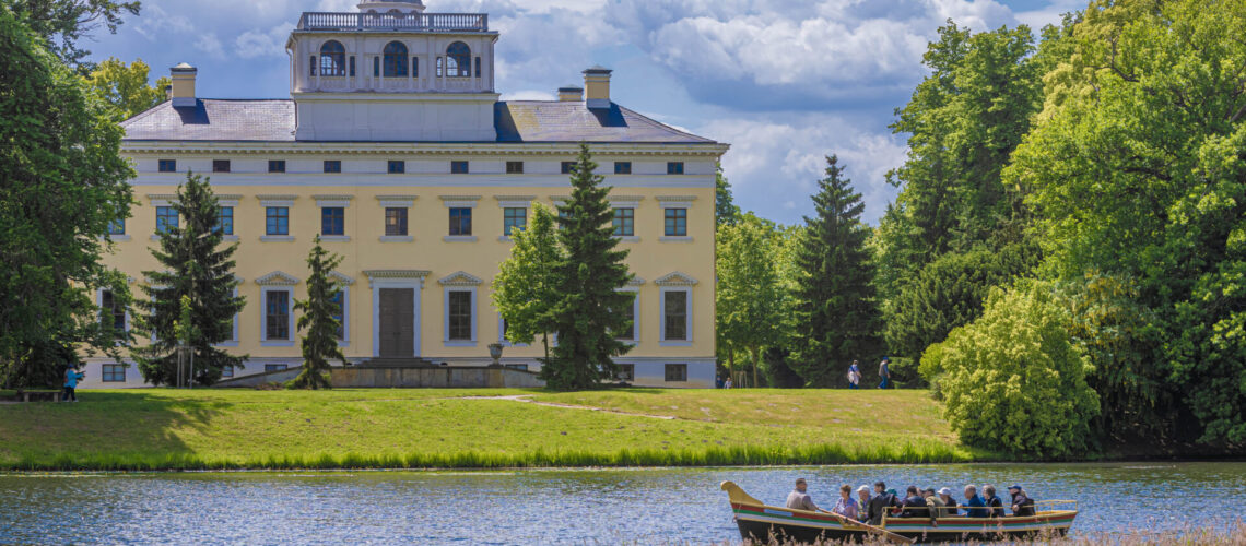 Wörlitzer Park - Schloss im Hintergrund und im Vorderung Gondel auf den See