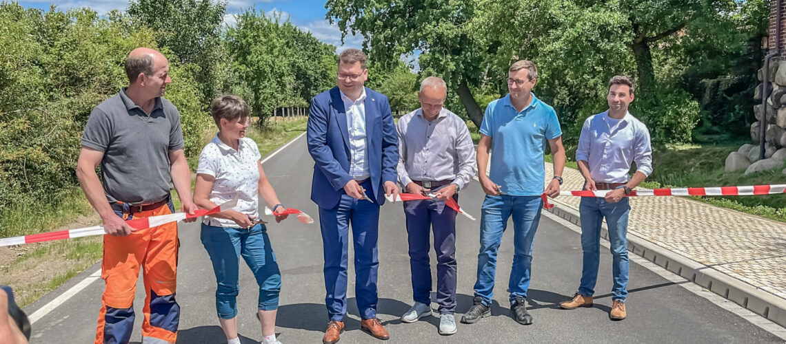 Landrat Christian Tylsch gab die Baustelle der Kreisstraße K2376 bei Wörlitz am Donnerstag, 19. Juni 2025, wieder für den Verkehr frei. Foto: Baumbach