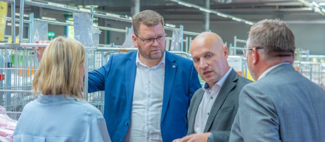 Anne-Marie Richter von der Wirtschaftsförderung, Landrat Christian Tylsch, Betriebsleiter Thomas Mücke und der Coswiger Bürgermeister André Saage besuchen Ernsting´s Family in Klieken.