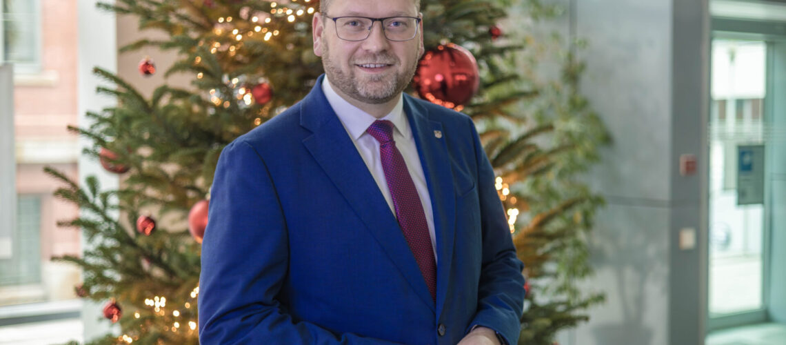 Landrat Christian Tylsch wünscht allen Mitbürgerinnen und Mitbürgerin ein friedliches und fröhliches Weihnachtsfest.