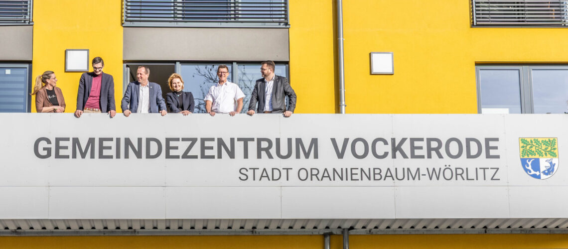 MdB Sepp Müller, MdL Karin Tschernich-Weiske, Landrat Christian Tylsch und Oranienbaum-Wörlitz' Bürgermeister Maik Strömer begrüßten Hausarzt Dr. Jörg Faust in seinen Praxisräumen im Gemeindezentrum Vockerode.