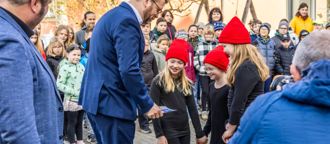 Am 9. April 2026 hat Landrat Christian Tylsch einen Förderbescheid aus dem Investitionsprogramm Ganztagsausbau (GTA II) übergeben.