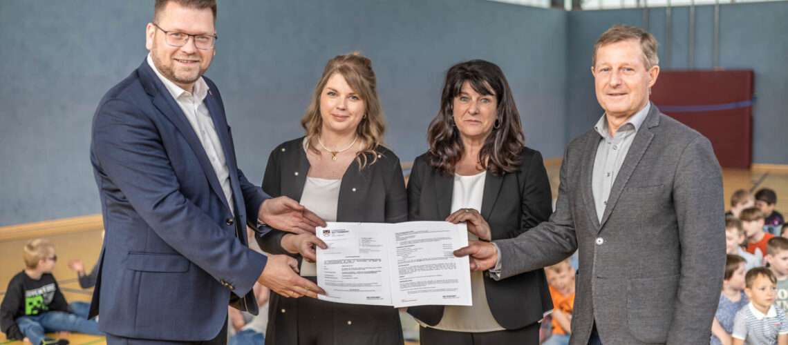 Der Hort und die Grundschule Mühlanger werden für fast 1 Mio. Euro baulich weiterentwickelt. Landrat Tylsch überbrachte den Bescheid.