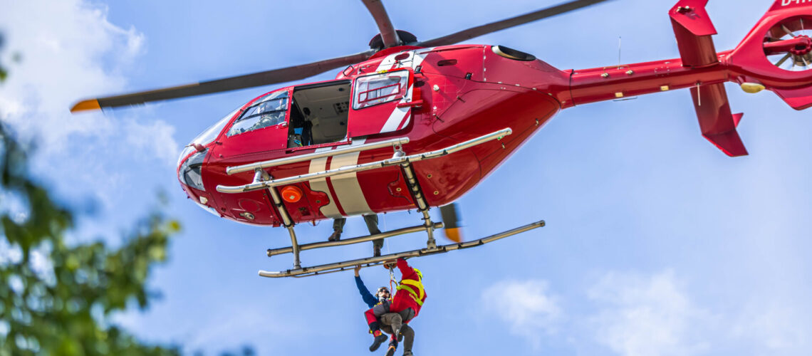 Beim gemeinsamen Flugtag am Badesee Dixförda trainierten Einsatzkräfte der Berg- und Wasserwacht des DRK aus Sachsen-Anhalt und Bayern gemeinsam mit der Bundeswehr realitätsnahe Rettungsszenarien für den Katastrophenschutz.