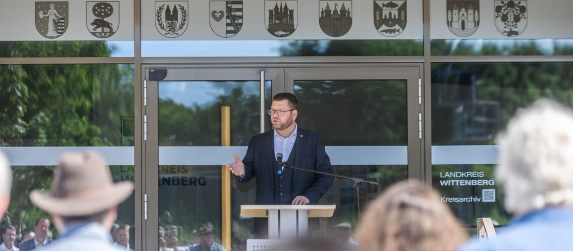 Am 19. Juni 2026 übergab Landrat Christian Tylsch den Neubau des Kreisarchivs offiziell an die Nutzer. Foto: Baumbach