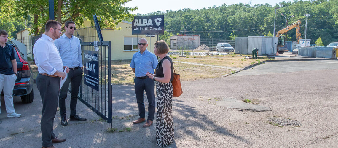 Menschen schauen sich die neue Abfall-Abgabestelle in Zschornewitz an.