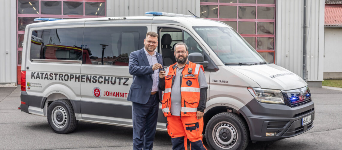 Landrat Christian Tylsch übergab heute die Fahrzeugschlüssel für den neuen Einsatzleitwagen an Sebastian Lange, den Leiter des 2. Fachdienstes Betreuung der Johanniter Unfallhilfe, der mit seinen ehrenamtlichen Kräften in Kemberg stationiert ist.