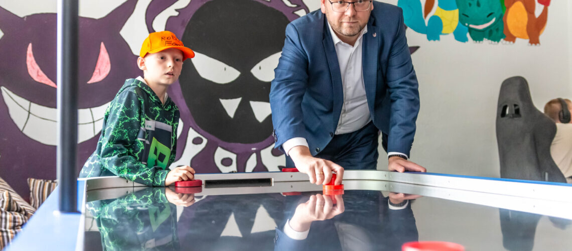 Landrat Christian Tylsch besuchte am 7. Juli 2026 die 5. regionale Ferienwerkstatt im Freizeittreff „Wiesengrund“ in Jessen. Unter dem Motto „Kleine Entdecker ganz groß“ nehmen dort 30 Schülerinnen und Schüler der 3. und 4. Klassen an kreativen, naturpädagogischen und sportlichen Angeboten teil.