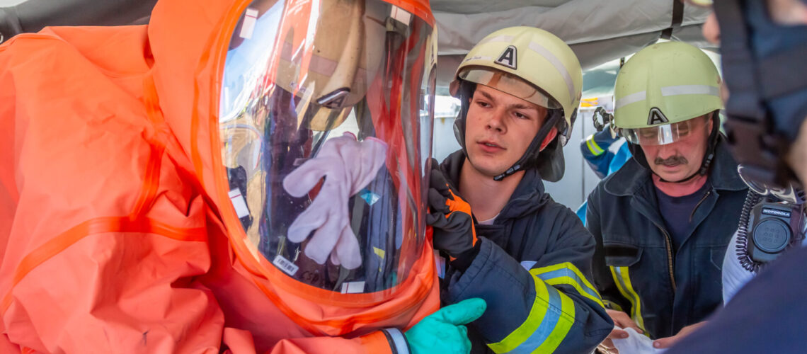 Der Fachdienst ABC der Feuerwehren im Landkreis Wittenberg übte am 8. Juli 2026 den Einsatz bei einer Gefahrenlage mit chemischen Stoffen. 67 Einsatzkräfte trainierten unter realistischen Bedingungen Abläufe wie Schutzanzug-Einsatz, Dekontamination und Atemschutzüberwachung.