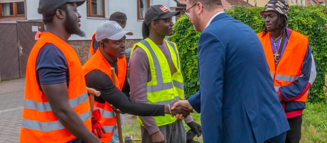 In Oranienbaum-Wörlitz sind in Rekordzeit die ersten Arbeitsgelegenheiten für Asylbewerber und Bürgergeldempfänger gestartet.