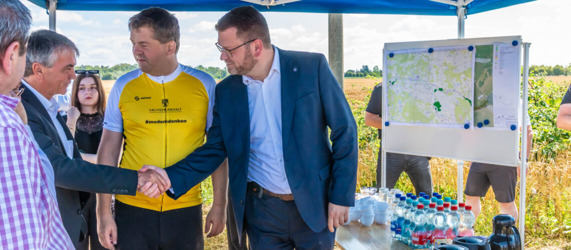 Um Hochwasserschutz ging es beim Termin am Deich in Wartenburg. Was Ministerpräsident Sven Schulze und Landrat Christian Tylsch dort erfuhren.