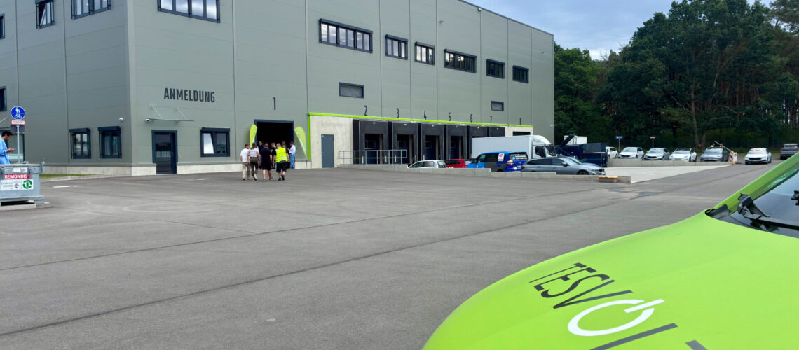 TESVOLT feierte beim Sommerfest die Eröffnung seines neuen Logistikzentrums in Wittenberg. Landrat Christian Tylsch gratulierte dem Unternehmen zur weiteren Investition am Standort.