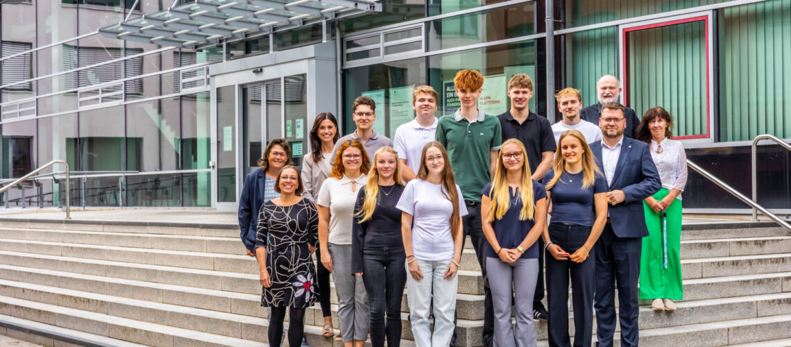 Zum 1. August 2026 haben insgesamt elf junge Menschen ihre Ausbildung beziehungsweise ihr duales Studium beim Landkreis Wittenberg begonnen.
