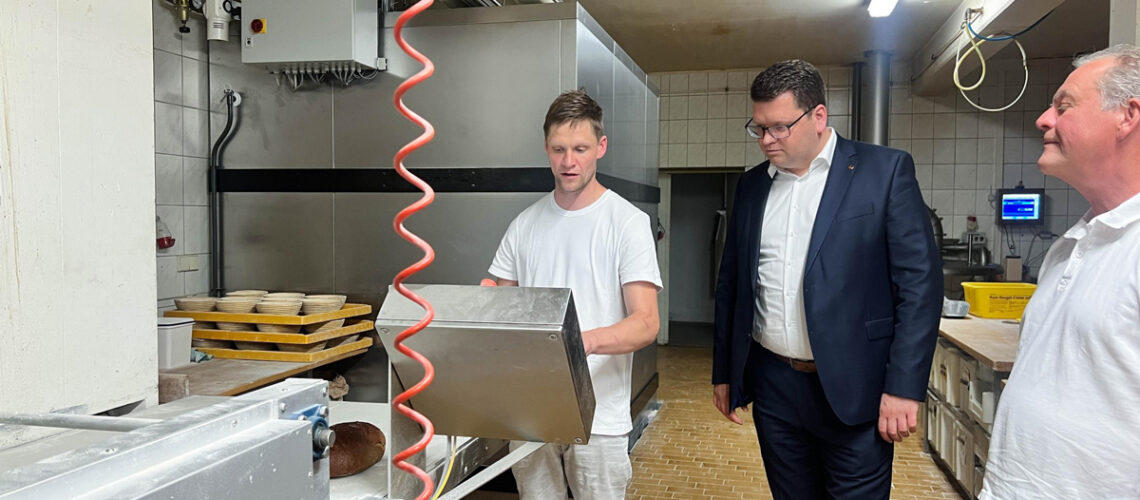Familie Käpnernick stellt die Bäckerei dem Landrat vor.