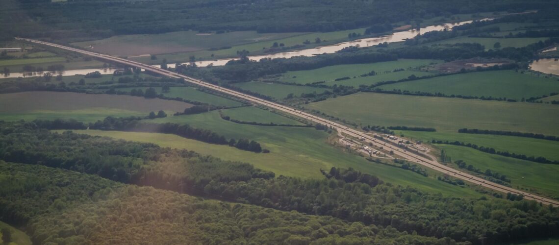 Autobahnbrücke der Autobahn A9 zwischen Coswig (Anhalt) und Vockerode aus der Luft.