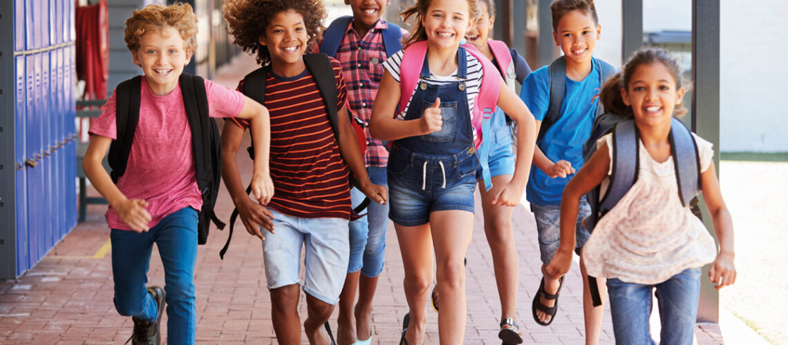 Schülerinnen und Schüler rennen auf einen zu