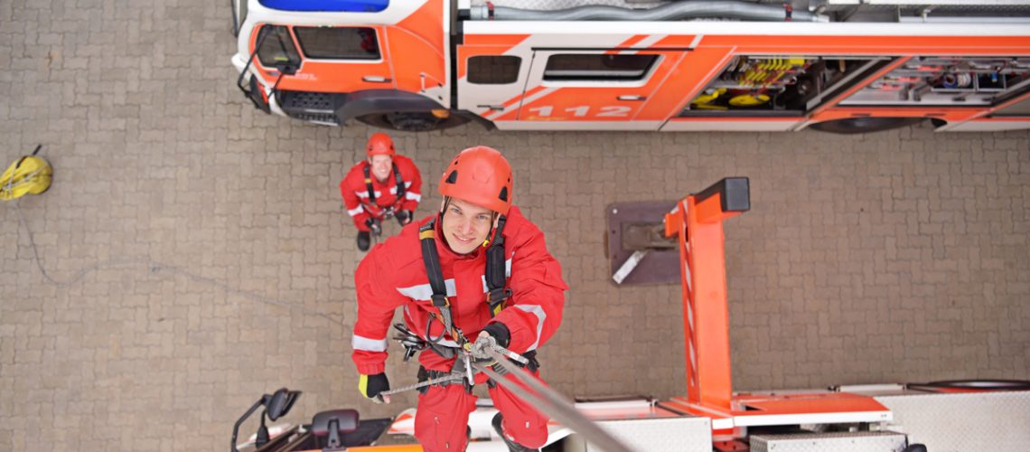Höhenrettung bei der Feuerwehr - Feuerwehrmann seilt sich ab - Bergung durch Rettungsdienst
