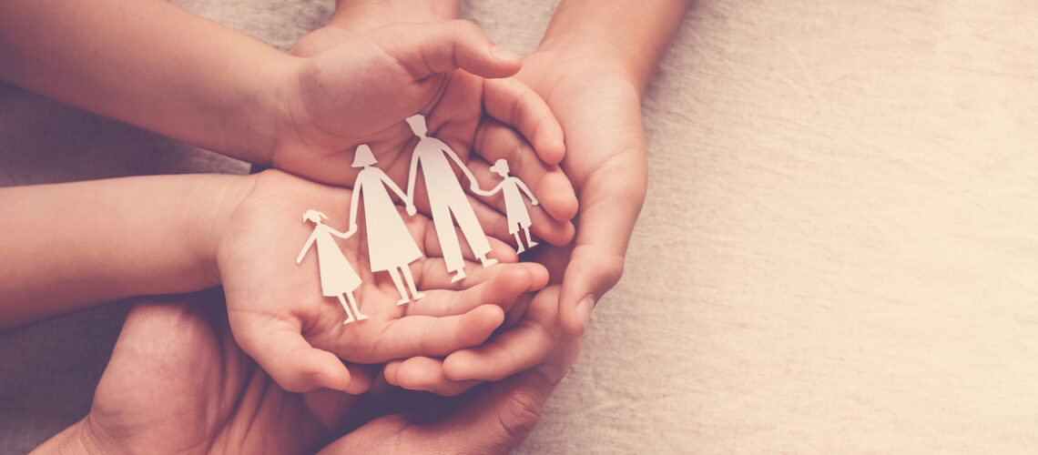 Hände halten Familienausschnitt aus Papier