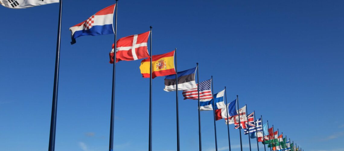internationale Flaggen am Fahnenmast