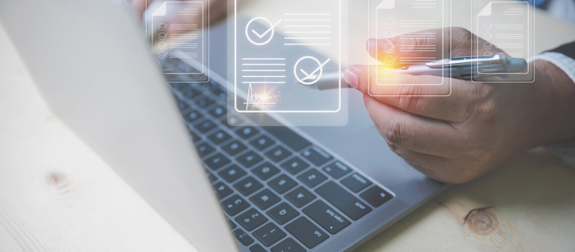 Hand eines Geschäftsmannes, der einen Laptop-Computer mit virtuellem Bildschirm und Dokument für online verwendet