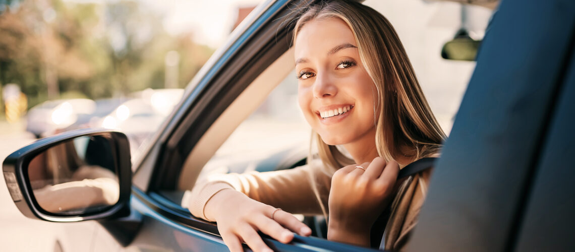 junges Mädchen sitzt im Auto.