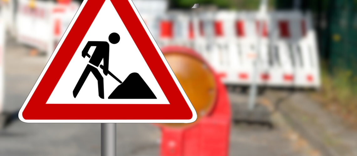 Verkehrsschild und Absperrung an einer Baustelle