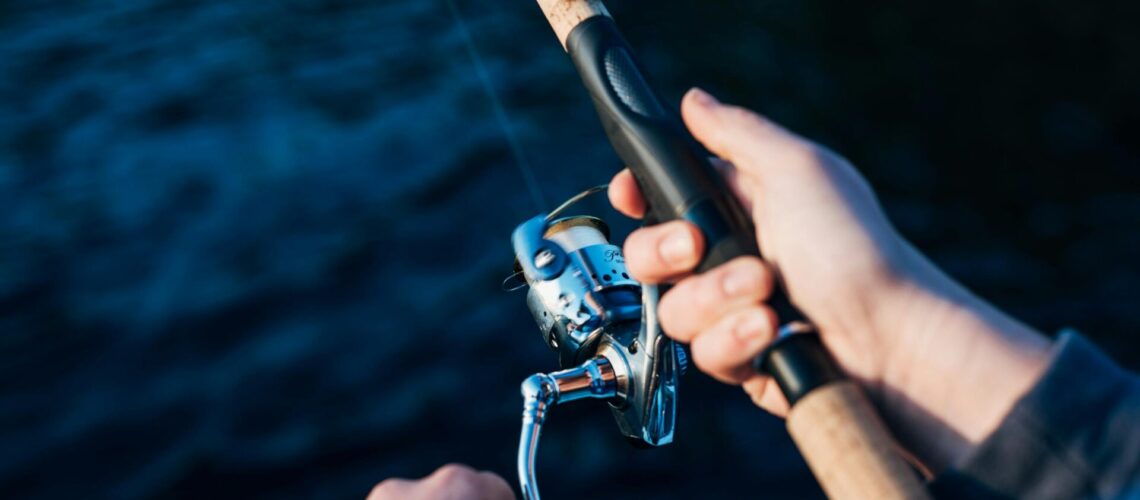 Ein Angler angelt mit seiner Angelrute an einem Gewässer.
