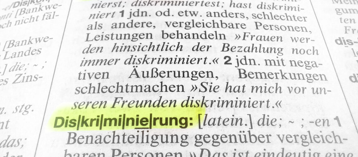 Buchseite vom Duden, wo das Wort Diskriminierung markiert ist