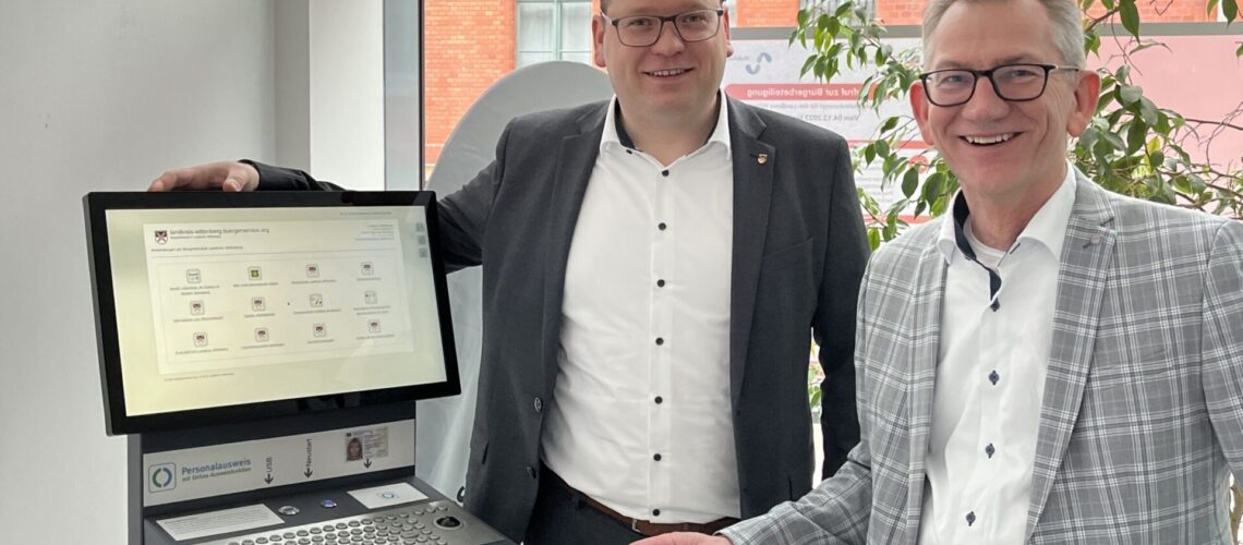 Landrat Christian Tylsch und Rudolf Philipeit