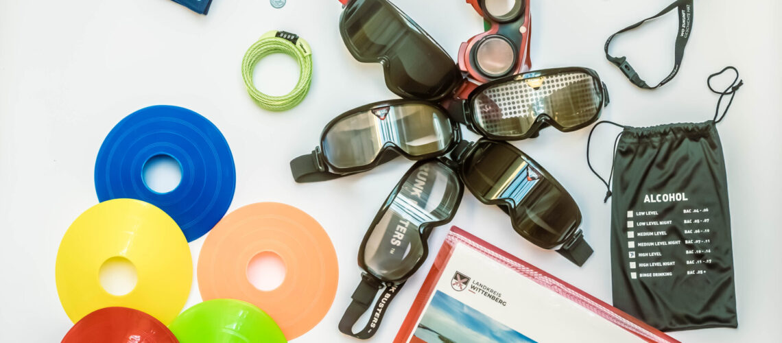 Wie fühlt sich Alkohol im Alltag an? Welche Auswirkungen hat er auf Wahrnehmung und Gleichgewicht? Der Rauschbrillenparcours macht genau das erfahrbar