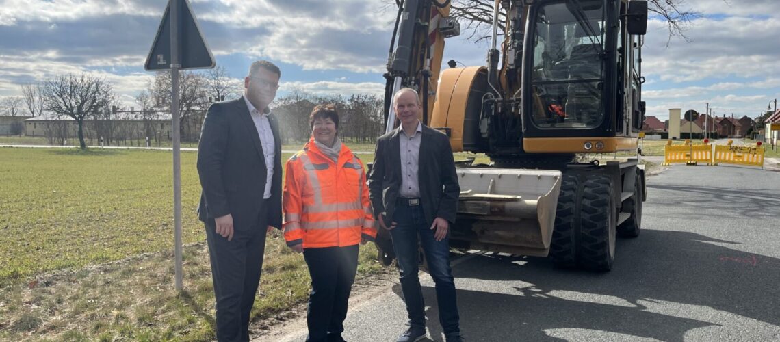 Landrat Christian Tylsch, Andrea Tischer vom Fachdienst Raumordnung und Regionalentwicklung des Landkreises Wittenberg und Frank Brettschneider, Vorsitzender des Bauausschusses, auf der neu eröffneten Baustelle.