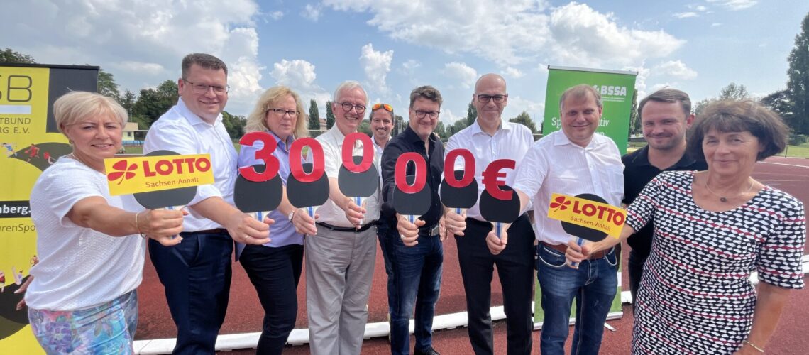 Die symbolische Überreichung der stolzen Fördersumme von Lotto Sachsen-Anhalt in Höhe von 30.000 €.