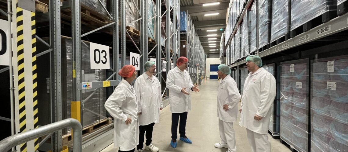 Landrat Christian Tylsch besuchte am Freitag die Füngers Feinkost GmbH & Co. KG im Dessora-Park in Oranienbaum-Wörlitz.
