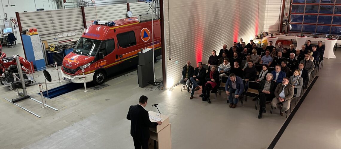 Landrat Christian Tylsch übergibt den Erweiterungsbau der Feuerwehrtechnischen Zentrale.