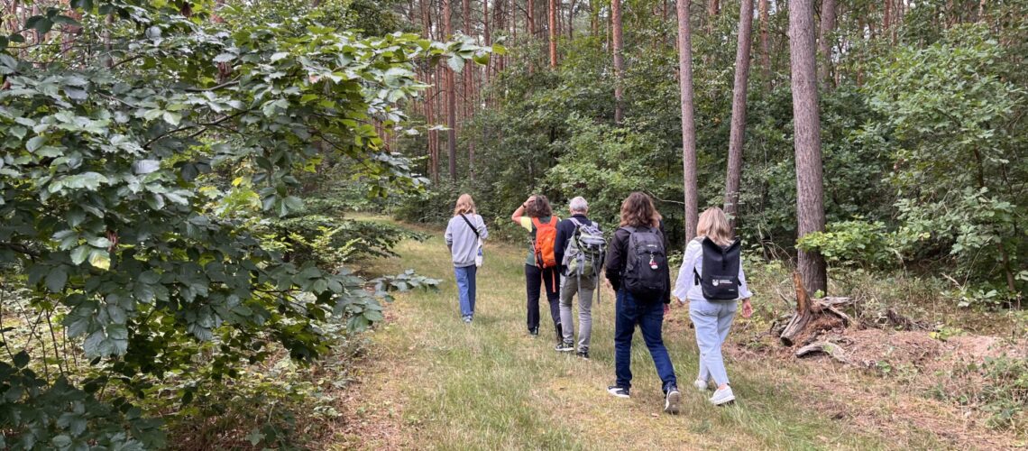 Personen im Wald