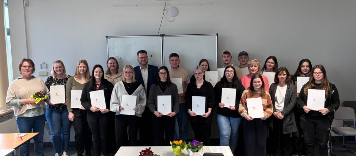 Landrat Christian Tylsch überreichte die Zertifikate für die Weiterbildung im Kinderschutz an die Absolventinnen und Absolventen.