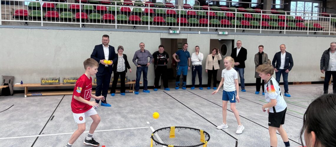 Nach der Sanierung wurde am Freitag die Turnhalle wieder an das Gymnasium übergeben.