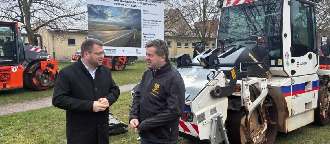Die K2020 zwischen Dabrun und Pratau wird saniert - mit Mitteln aus dem Sondervermögen Infrastruktur. Landrat und Ministerpräsident machten sich ein Bild.
