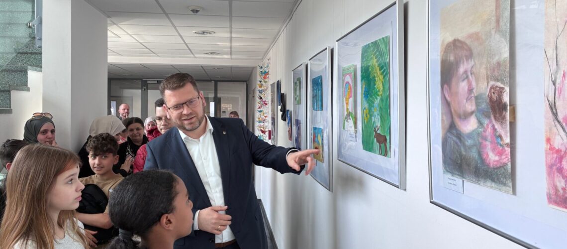Im Kreishaus des Landkreises Wittenberg ist ab sofort eine besondere Ausstellung zu sehen: Kinder präsentieren dort ihre eigenen Bilder.