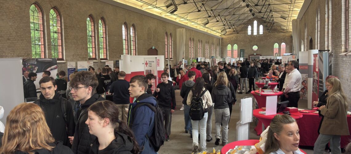 In der Exerzierhalle in Lutherstadt Wittenberg fand am 6. Mai die fünfte Ausbildungsmesse „Job. Läuft.“ statt.
